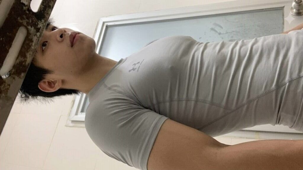Amateur – 身材超棒的小直男的浴室秀